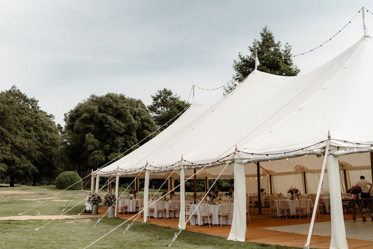 Bringing the outside in, with some wedding inspiration for <a href="/WeddingHour/">#WeddingHour</a> 😍🌤

📸 @nicolastreaderphotography
#weddinghour #abbasmarquees #canvaspole #weddingmarquee #weddinghire #weddinginspiration