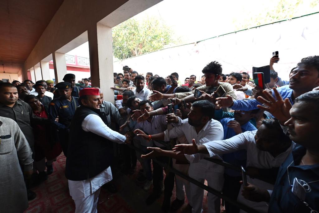 samajwadiparty's tweet photo. "जो चुनाव हुआ है उसमें समाजवादियों की नैतिक जीत हुई है। समाजवादी कार्यकर्ताओं और नेताओं के संघर्ष और जनता के सहयोग से समाजवादी पार्टी बढ़ रही है और भाजपा घटी है"

माननीय राष्ट्रीय अध्यक्ष श्री अखिलेश यादव जी, सीतापुर। https://t.co/thScEDmFNB