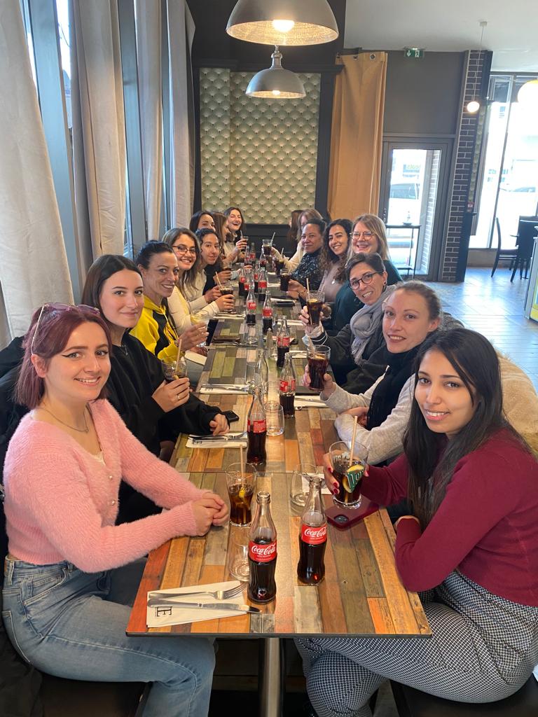 TM_ParisNord's tweet photo. À l'occasion de la journée des droits des femmes, le #TCPN a organisé une journée consacrée aux femmes du Technicentre. Un repas ensemble puis une après-midi animée par un coach et comédien afin de libérer la parole sur le sexisme et la position des femmes dans un milieu masculin https://t.co/KtWDMMOLM1