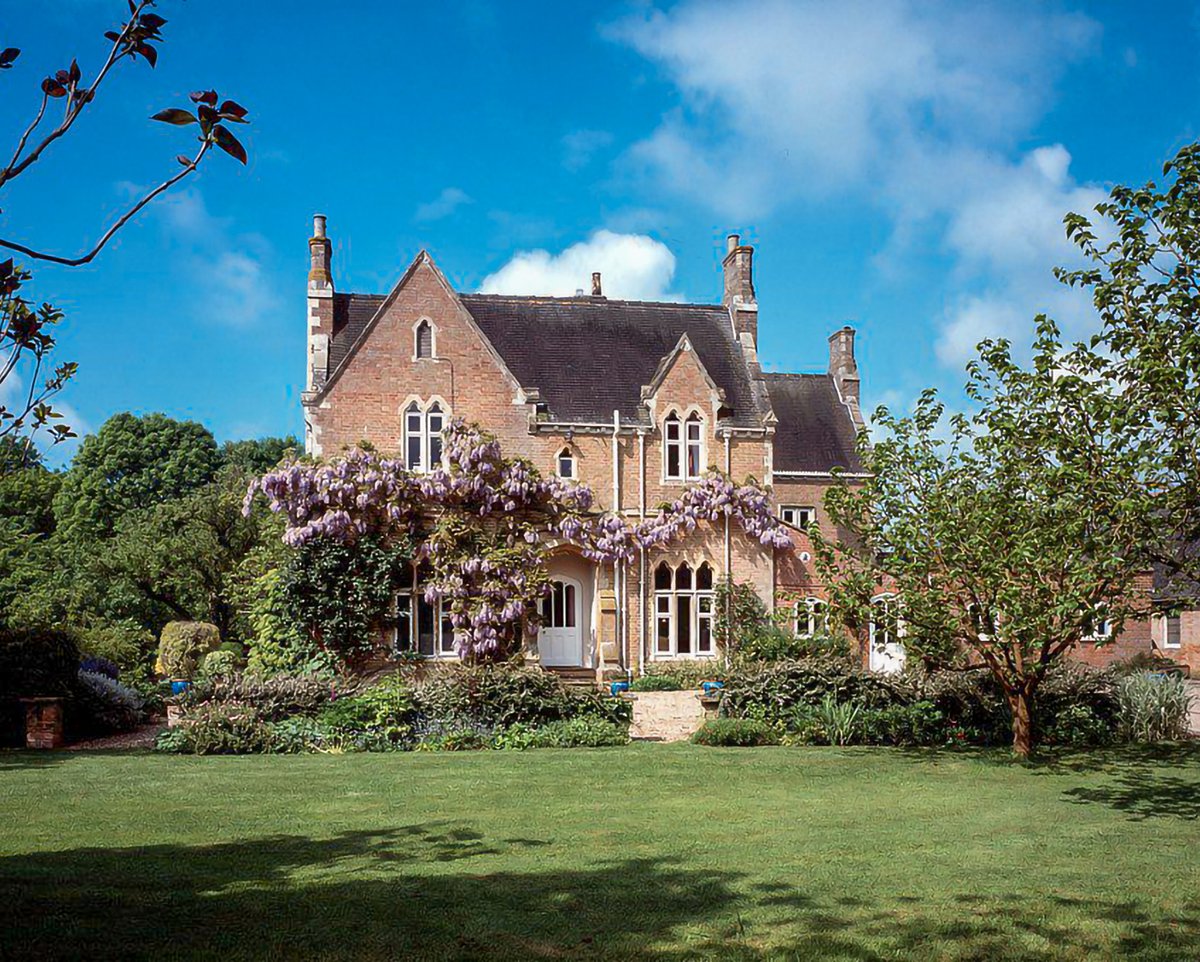 StacksProperty's tweet photo. This lovely #oldRectory with its stone mullioned #gothicstyled windows dates to 1847 & situated close to the village of Alburgh. It comes with 7 bedrooms, private and secluded gardens, 3 separate paddocks and grounds that extend to roughly 8.8 acres.
On with @DurrantsResi https://t.co/rcV0m3FZaP