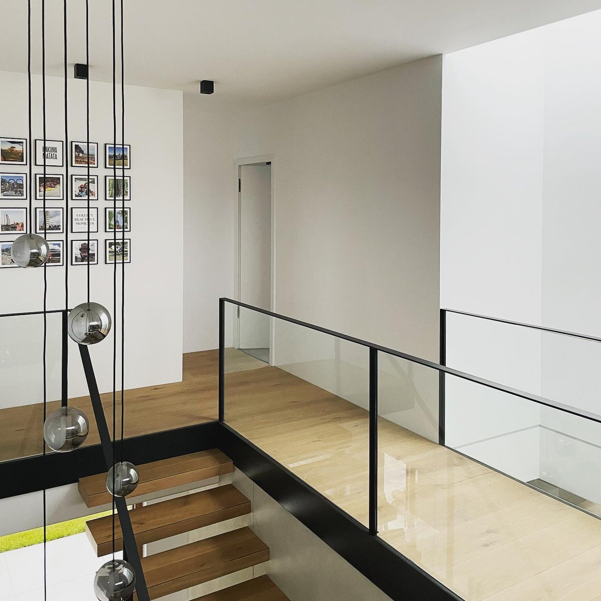 NudCollection's tweet image. Nice hallway, spacious and elegant. Perfect with the Moon Space Chandelier. The black details🖤 From the beautiful home of @traumhausbauhaus 😍👌 #nudcollection #hallwayinspo #moonspacechandelier #lightinginspo