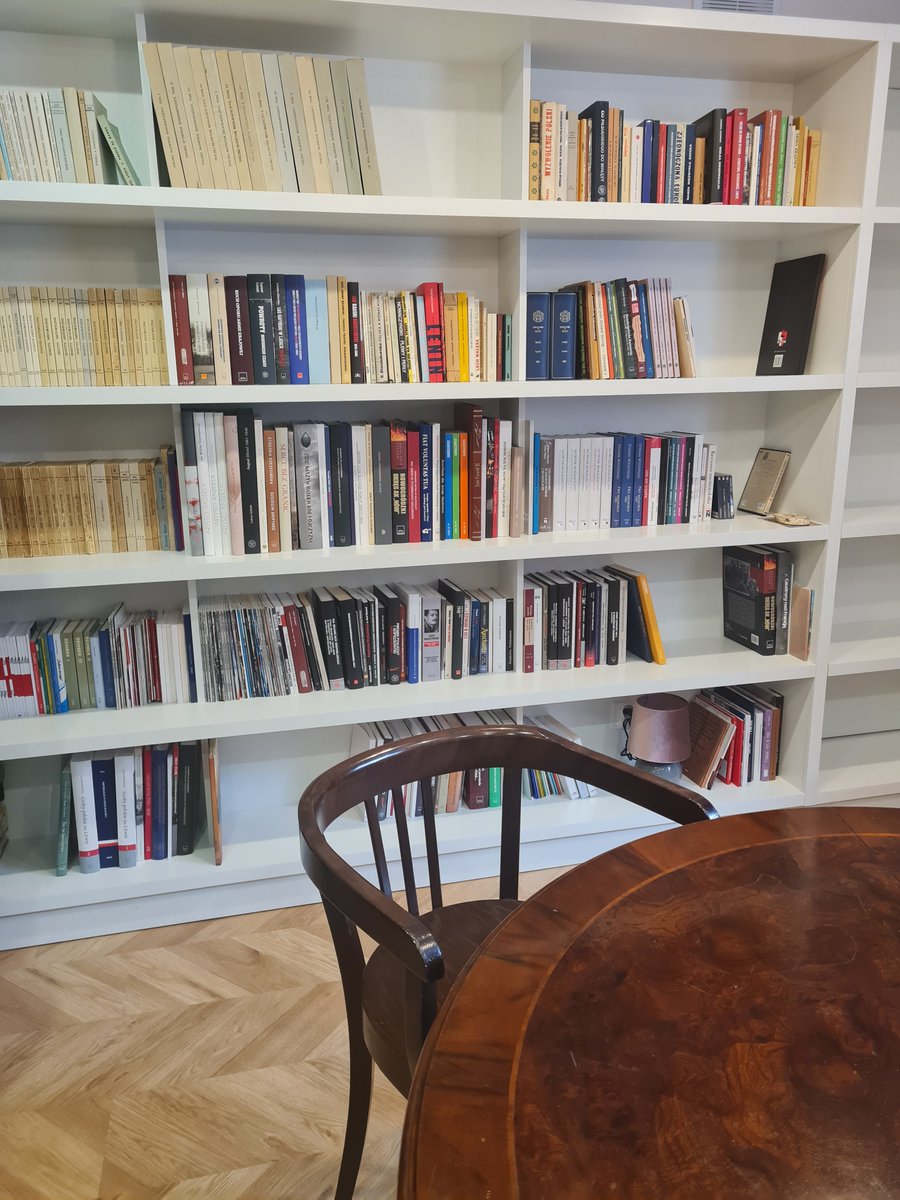 kultura_gov_pl's tweet photo. Wicepremier @PiotrGlinski wraz z dyrektorem #IDMN Janem Żarynem oraz kierownikiem Centrum Bartoszem Jóźwiakiem oglądają nowo otwarte Centrum Edukacyjne Instytutu Dziedzictwa Myśli Narodowej im. R. Dmowskiego i I.J. Paderewskiego
Centrum mieści się przy ul. Andersa 20 w #Warszawa https://t.co/PCepAZ8vYK