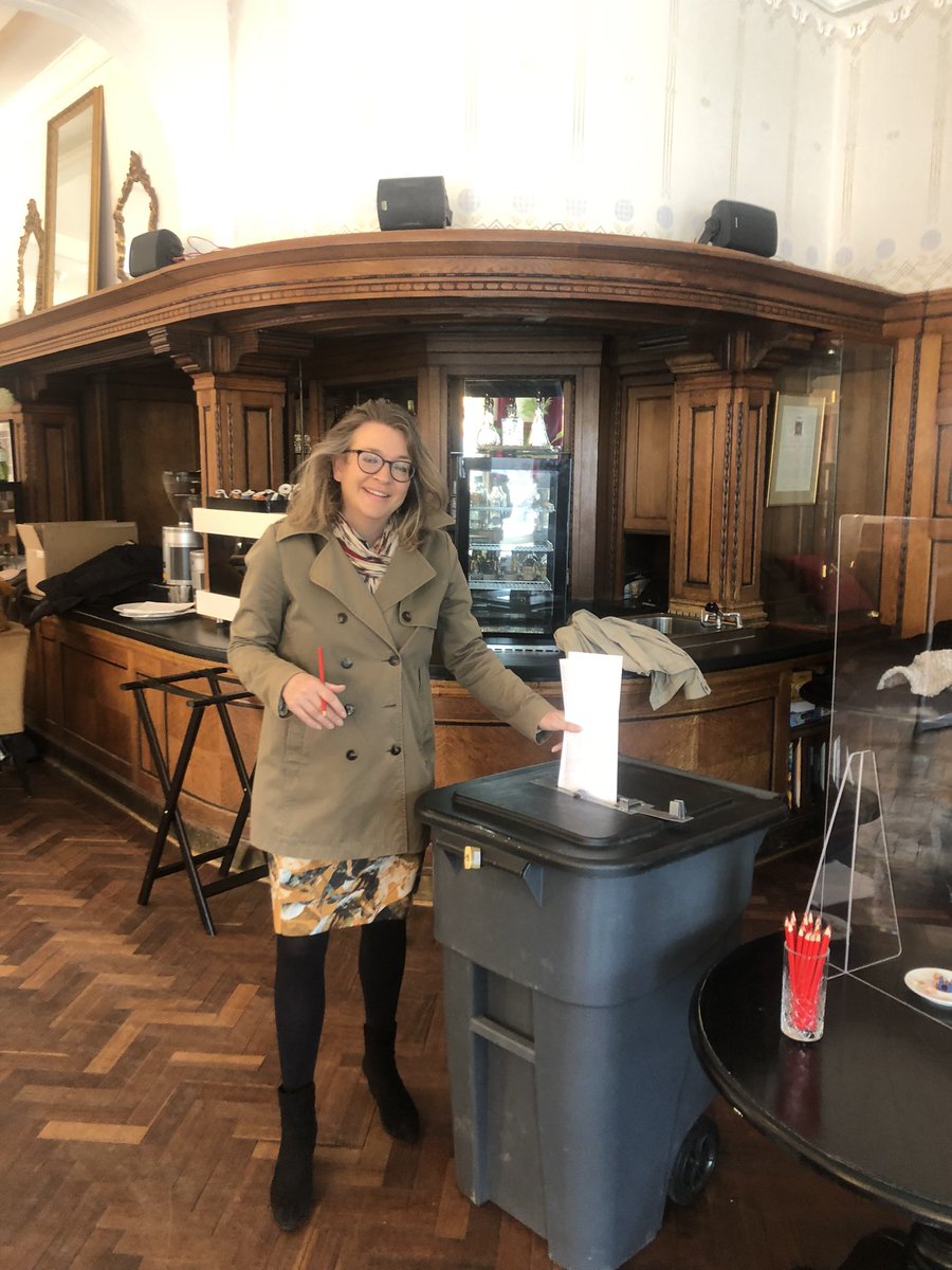 annejanssen's tweet photo. In vrijheid gestemd in ons symbool van de vrijheid: Hotel de Wereld. Ga stemmen, juist nu! https://t.co/9kGKjUe8wk
