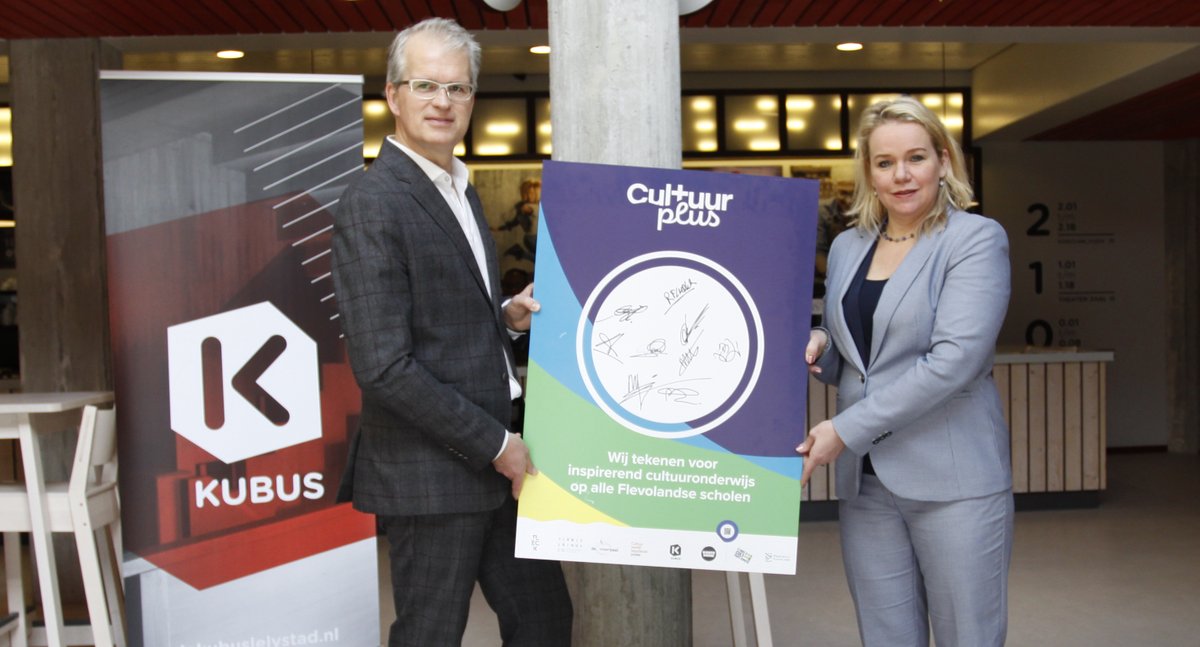 Brede provinciale samenwerking voor inspirerend #cultuuronderwijs. Daar tekenden 📝directeur-bestuurder Alex van Zijl van Stichting de Kubus en onderwijs en kunst &amp; cultuur wethouder Madelon van Noort van gemeente Lelystad voor. Kijk en luister 👉 youtu.be/kexwiZt1TLI
