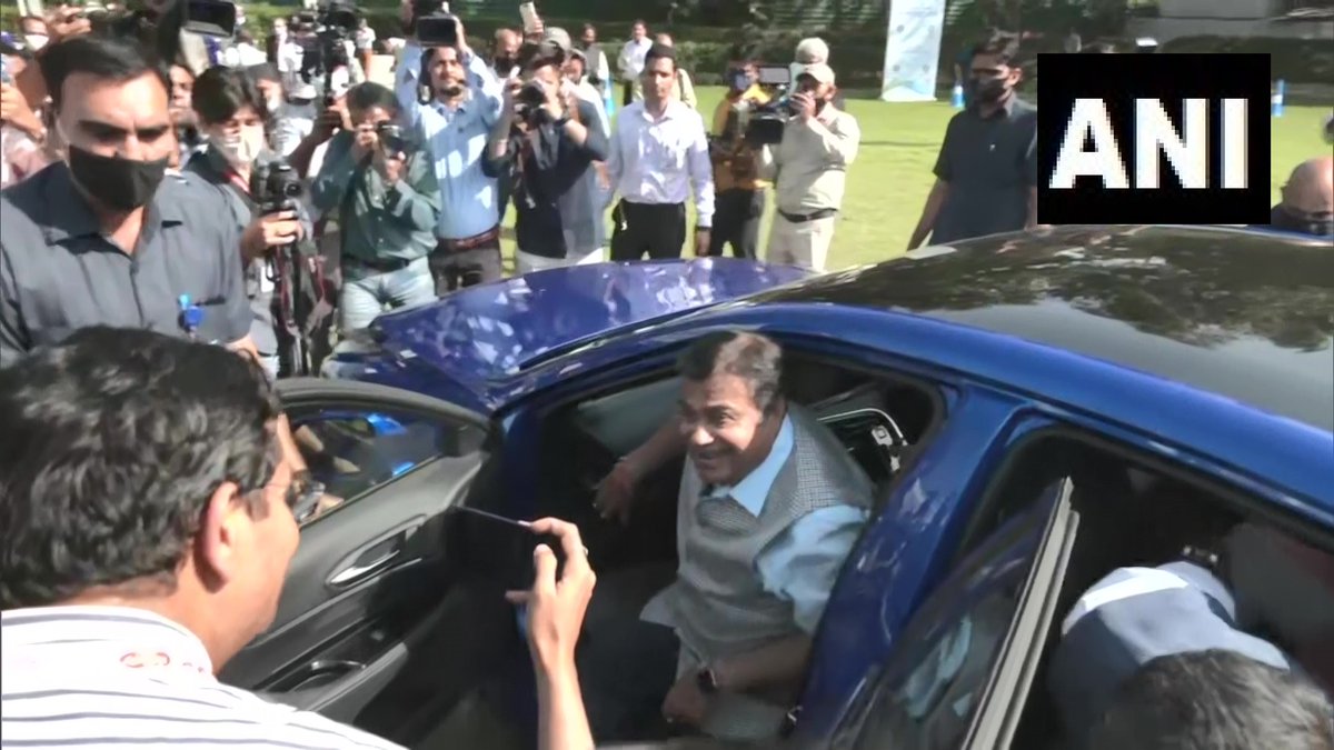 ANI's tweet photo. Union Ministers Nitin Gadkari along with Hardeep Singh Puri &amp; R.K. Singh inaugurated a pilot project on Hydrogen-based advanced Fuel Cell Electric vehicles in New Delhi. The project will be conducted by Toyota Kirloskar Motor &amp; International Center for Automotive Technology https://t.co/q4lNilysAr