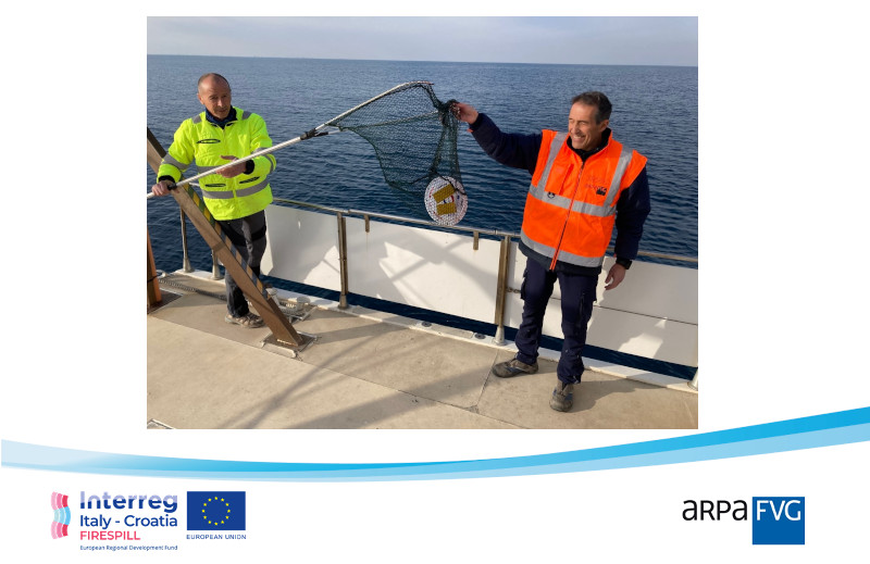 ARPAFVG's tweet photo. Progetto #FIRESPILL: nuova esercitazione con gli Stokes Drifter acquisiti da #ArpaFVG per la validazione dei modelli di #oilspill GNOME e Medslik-II, utilizzati per lo sviluppo di servizi di risposta alle emergenze in #mare. https://t.co/9loFVqKJ7W