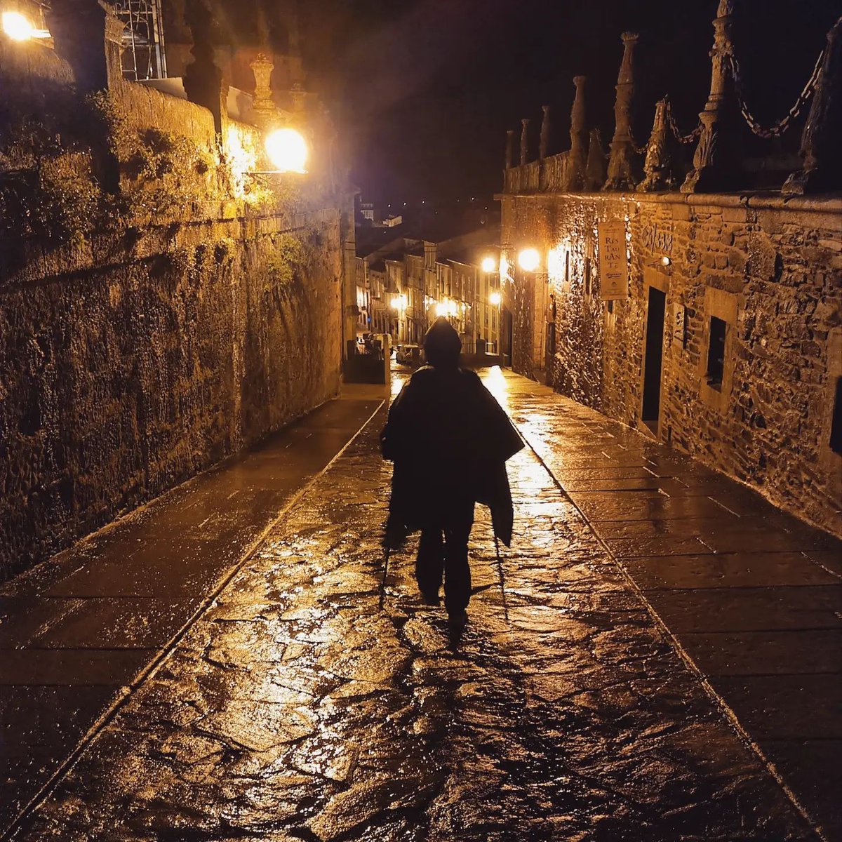 vivecamino's tweet image. ¡Lo logramos🥳, hicimos algo que a veces parecía demasiado, demasiado lejos o fuera de nuestro alcance! Pero lo hicimos, juntos, codo con codo❤️.
 
📸@travelcrazy.nl
 
#elfinal #peregrino #pilgrims #ultreia #thewayofsaintjames #photography #walking #caminoportugues #thefrenchway