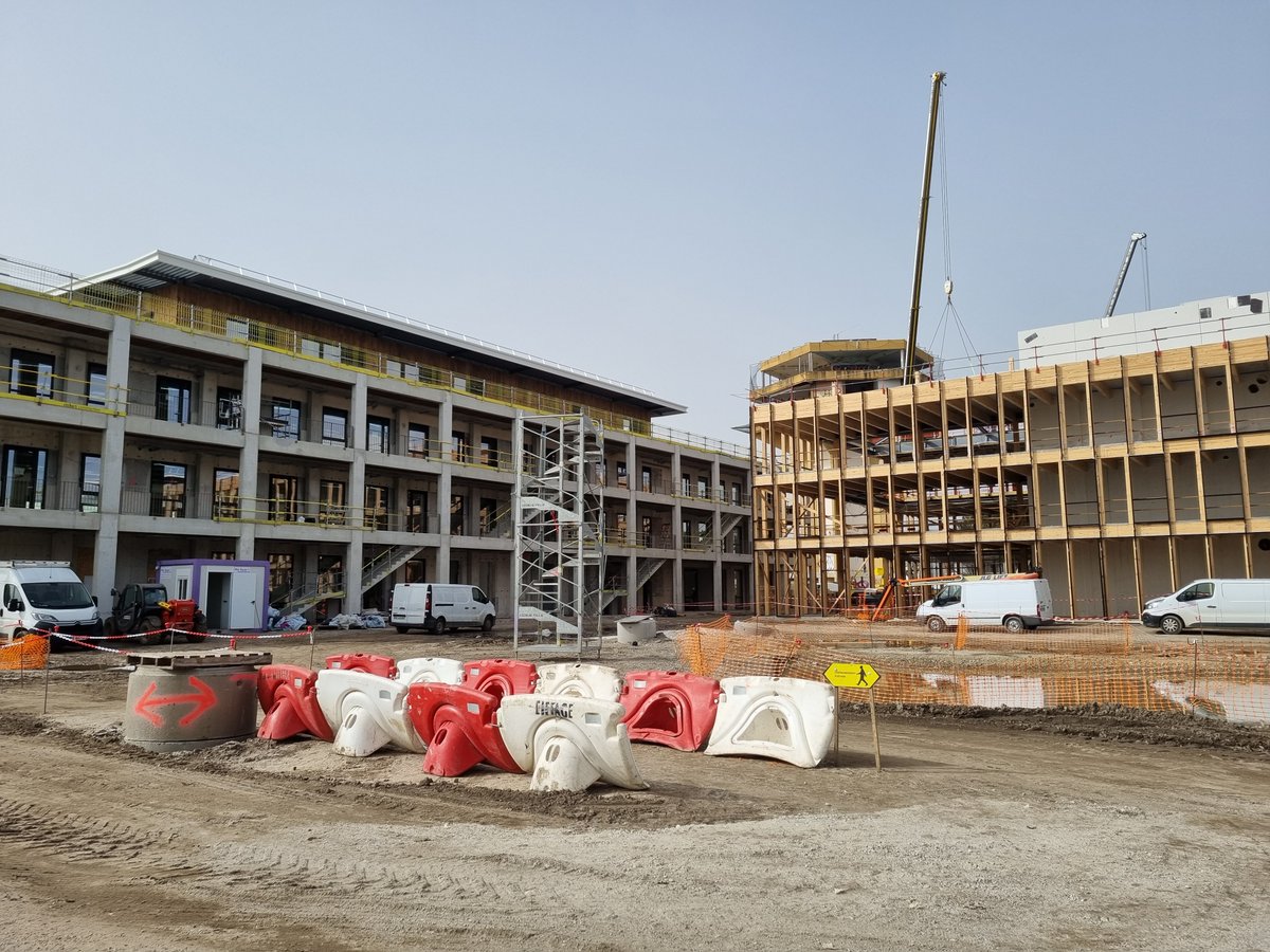 RaynalPessac's tweet photo. 🏢 Visite du chantier AMPeRIS : en partenariat avec la @SEML_RdL, nous voulons développer un véritable éco quartier à vocation économique. Je souhaite faire de #pessac une référence en matière d'intelligence artificielle, de santé et de "smart city".
#innovation #écologie https://t.co/QKhJGSqEAx