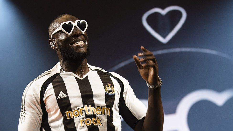 FootyAccums's tweet photo. Stormzy rocking a 2005 Newcastle shirt last night 👊

📸 @classicshirts 

#NUFC https://t.co/zp3GESlMX1