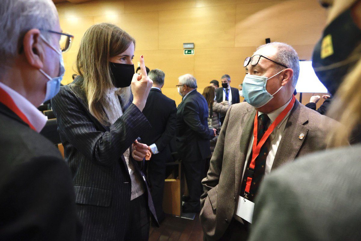 _VictoriaAlsina's tweet photo. La #bioregió catalana està en plena efervescència perquè tenim investigadors excel·lents en ciències de la vida. Ho he explicat avui al cos consular de Barcelona juntament amb el conseller de @salutcat Josep Ma Argimon, en una jornada del #hubconsular que ha començat al @the_prbb https://t.co/WZorTDC8Fw