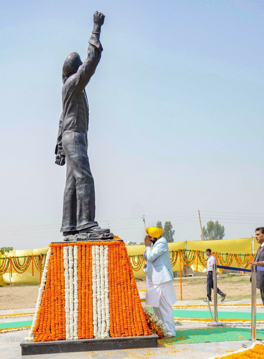 BhagwantMann's tweet photo. ਖਟਕੜ ਕਲਾਂ ਵਿਖੇ ਸ਼ਹੀਦ-ਏ-ਆਜ਼ਮ ਸਰਦਾਰ ਭਗਤ ਸਿੰਘ ਜੀ ਨੂੰ ਸ਼ਰਧਾਂਜਲੀ ਭੇਂਟ ਕੀਤੀ।

ਭਗਤ ਸਿੰਘ ਜੀ ਨੇ ਦੇਸ਼ ਲਈ ਜੋ ਸੁਪਨੇ ਦੇਖੇ ਸੀ ਉਹਨਾਂ ਨੂੰ ਅਸੀਂ ਜ਼ਰੂਰ ਪੂਰਾ ਕਰਾਂਗੇ। https://t.co/kZ6q9m5Dcu