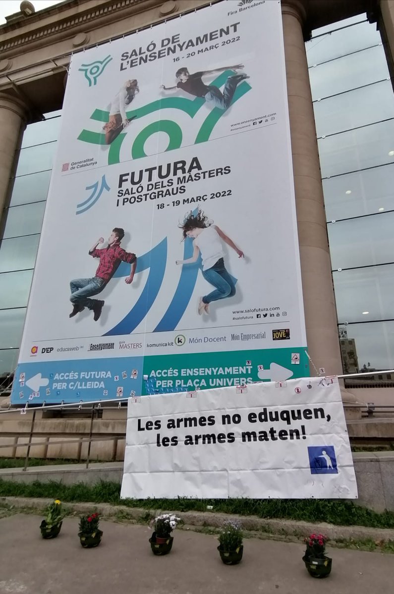 Any rere any l’exèrcit torna a ser present al #SaloEnsenyament de Barcelona. Avui activistes de <a href="/desmilitaritzem/">desmilitaritzem</a> l'Educació tornem a denunciar que ho fa contravenint tots els acords i resolucions parlamentàries.

Si no volem la guerra, #EduquemPerLaPau 

desmilitaritzem.blog.pangea.org/2022/03/16/si-…
