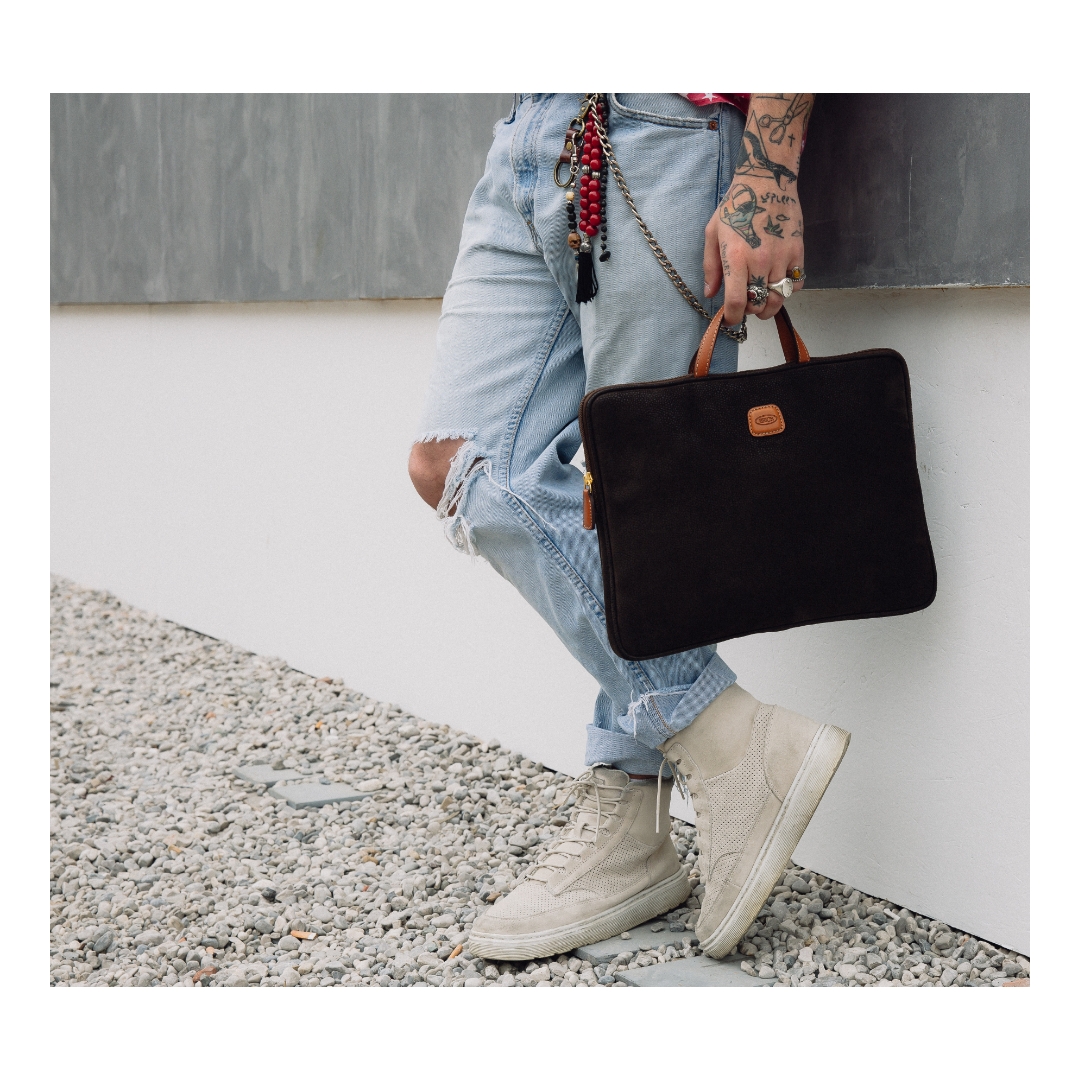 bricsmilanome's tweet image. How much life there is between one wait and another?

#bricsmilano #itravelbrics #Life #craftmanship #creation #madeinitaly #italianhandcraft #business #leatherluggage @DFCdubai @arabiancenter