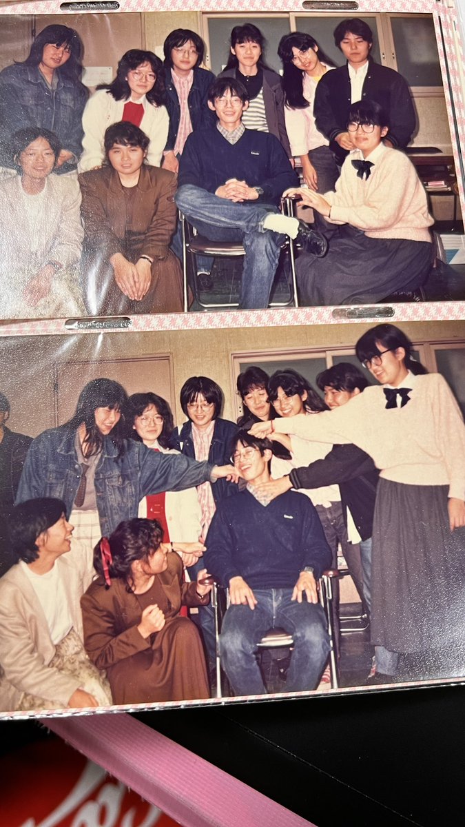 こうの史代さんが在籍してた大学漫研の写真、美女に囲まれてるのは当時のサークルの会長。
偉そうにしてるけど次の写真ではボコボコにされてますw
まんざらでもない顔してるけどねww https://t.co/QpdK13OFTy 