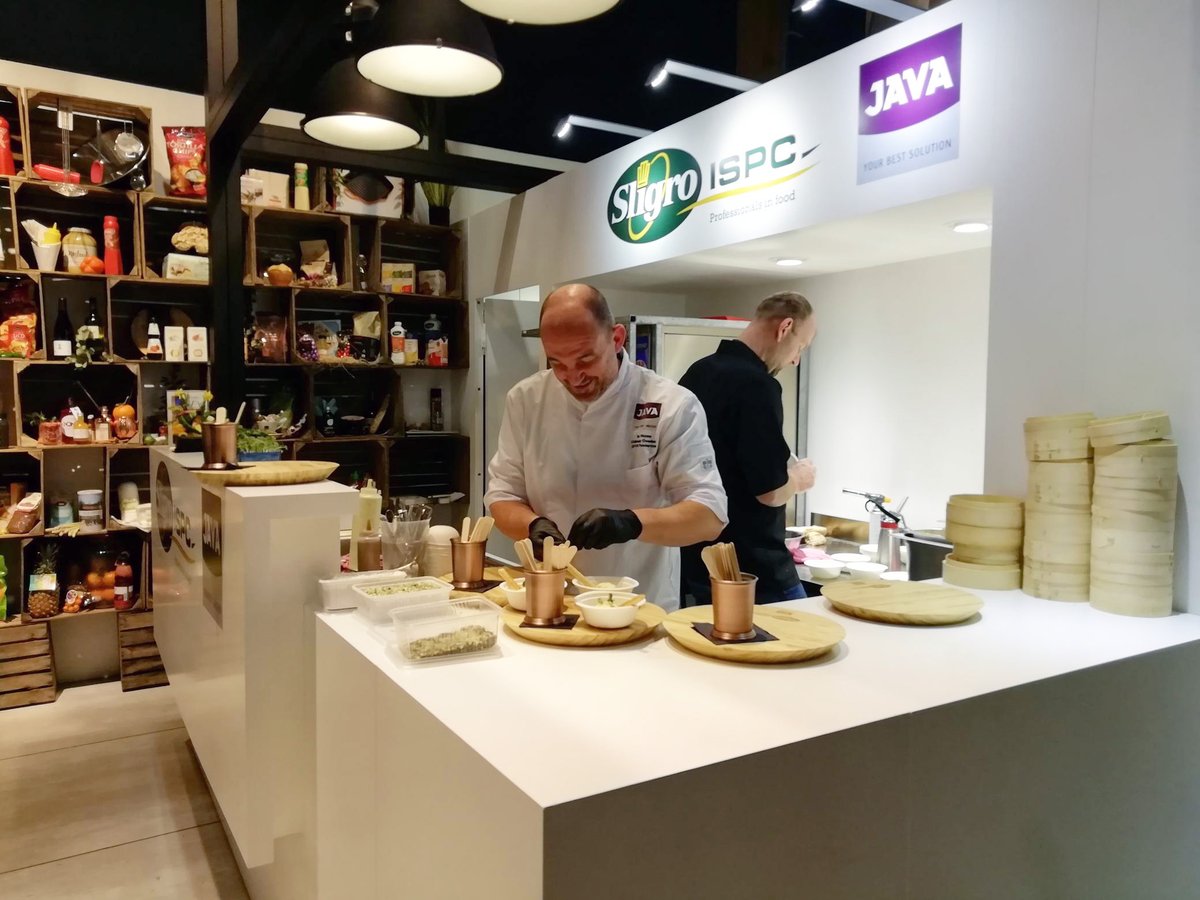 Nos conseillers culinaires en action à #Horecatel ! Ces derniers jours ont été très inspirants, aujourd'hui déjà les dernières délicieuses dégustations sur notre stand. Heureux que cela soit à nouveau possible ! #SligroISPC #SligroFoodGroupBelgium