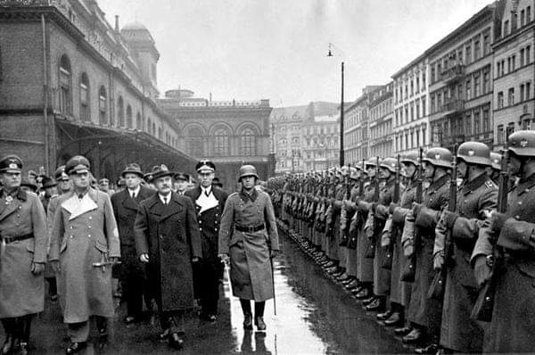 Meri_ja_ilmasto's tweet photo. @mrsorokaa #RussianPeace: "we will kill the rest of you a bit later"
Pictures: Vjatseslav Molotov in Berlin, November 1940, asking for Hitler's permission to totally destroy Finland AFTER the Winter war (30 November 1939 โ 13 March 1940).
#DoNotTrustThem
๐บ๐ฆโค๏ธ๐ซ๐ฎโค๏ธ๐ช๐บ https://t.co/AMxe4trMzJ
