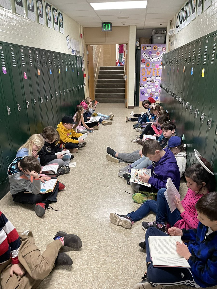 Fun morning at Fifth celebrating Read Across America 📚🐉#dropeverythingandread <a href="/BCPS_ELA/">BCPS ELA</a>