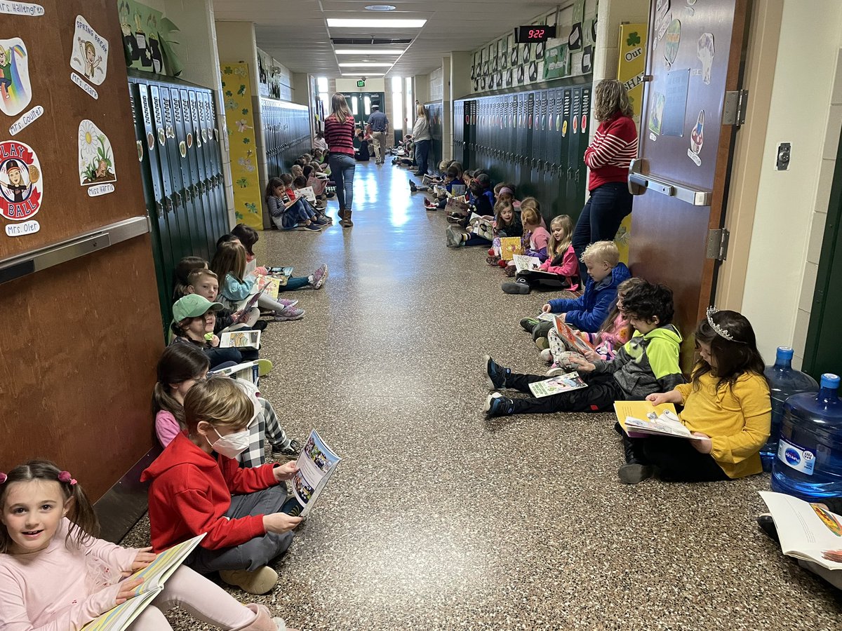 FDESbcps's tweet photo. Fun morning at Fifth celebrating Read Across America 📚🐉#dropeverythingandread @BCPS_ELA https://t.co/XfIWQJ0NZb