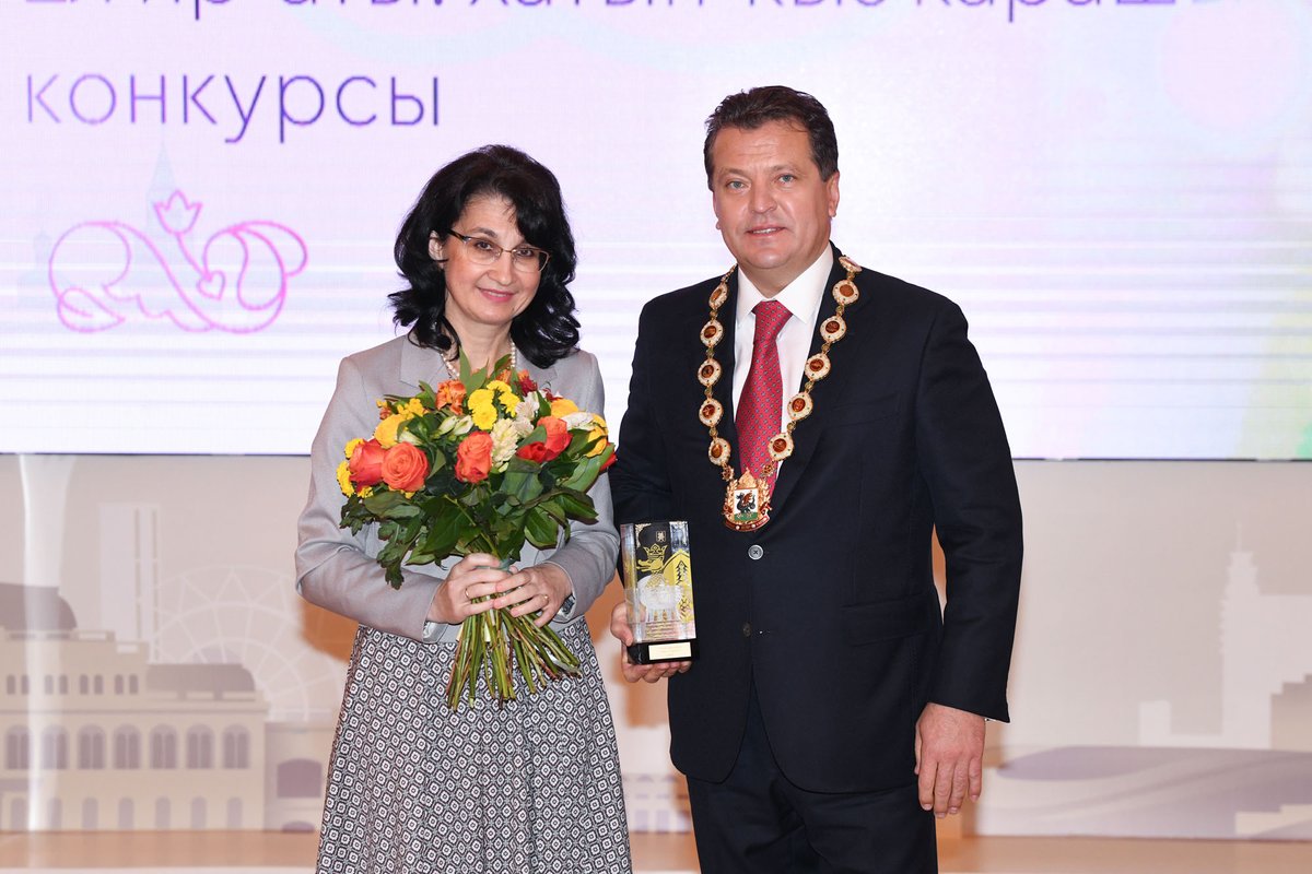 «Мы безгранично благодарны женщинам за теплоту семейного очага, заботу о родных и близких, воспитание детей», - Мэр Казани Ильсур Метшин наградил победителей городского конкурса «Женщина года. Мужчина года: женский взгляд»: bit.ly/3tn415m