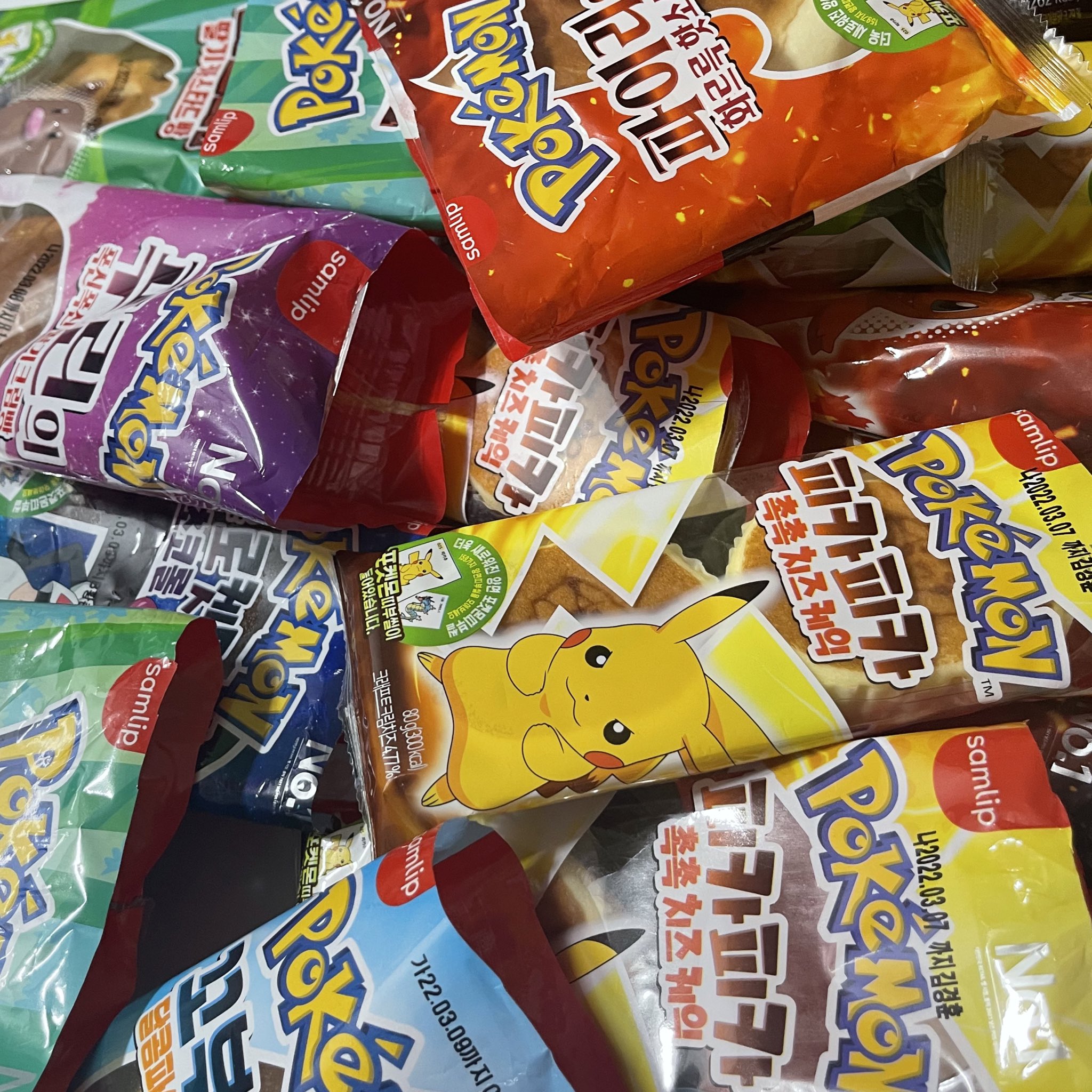 Momona 모모나 今韓国でめちゃくちゃ話題なのがポケモンパン コンビニ10軒以上回っても全部売り切れなぐらいめちゃくちゃ人気でやばい 年ぶりの再販で2 30代の人たちが当時シール集めてた 懐かしい って大人の心揺さぶってて一週間で150万個も