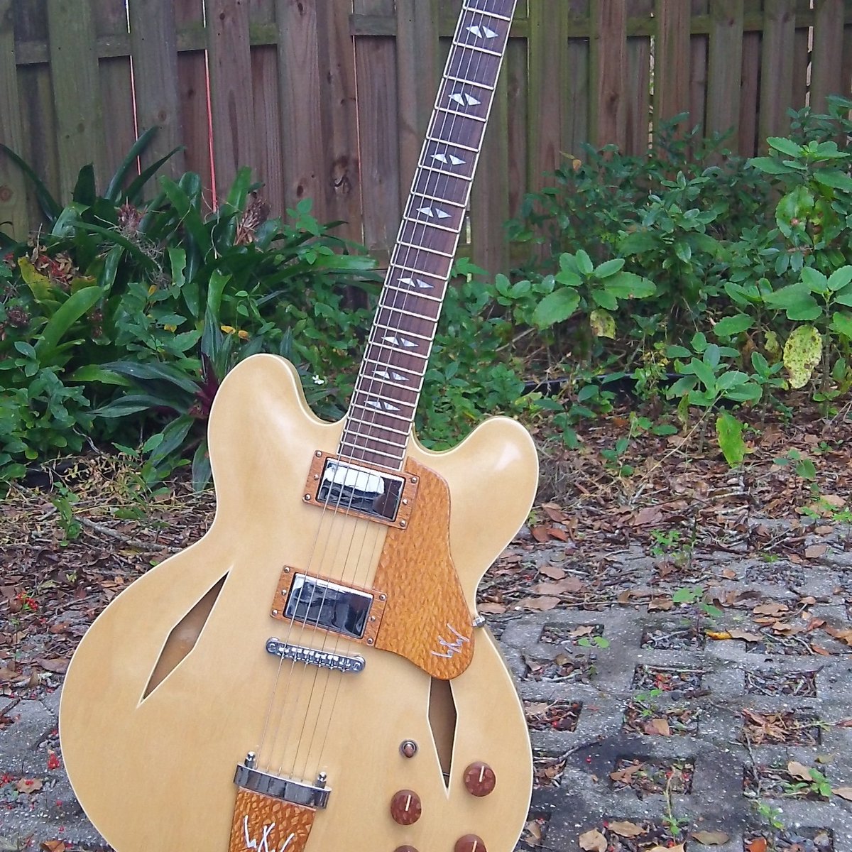 WoodyWoodcaster's tweet image. Who wants an ES-125 or ES-335 style guitar in the colors of Ukraine?