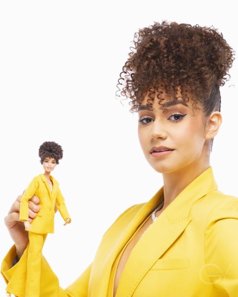 gossipytbFR's tweet image. ✅ @lenamahfouf a désormais sa propre poupée Barbie ! Léna a été choisie par la marque pour leur gamme "Role Models". Elle rejoint ainsi les 11 autres femmes inspirantes à l'international sélectionnées qui ont elle aussi eu droit à une poupée à leur image ! xoxo gy.