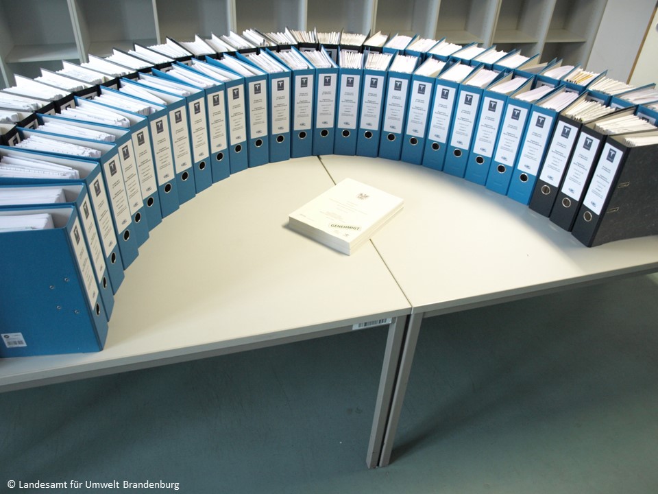 Die Ordner mit dem Genehmigungsbescheid