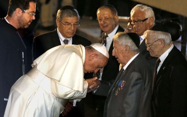 Римский еврей. Папа Римский целует руку Рокфеллеру. Папа Франциск и Рокфеллер. Киссинджер и папа Римский. Папа Римский и Ротшильд.