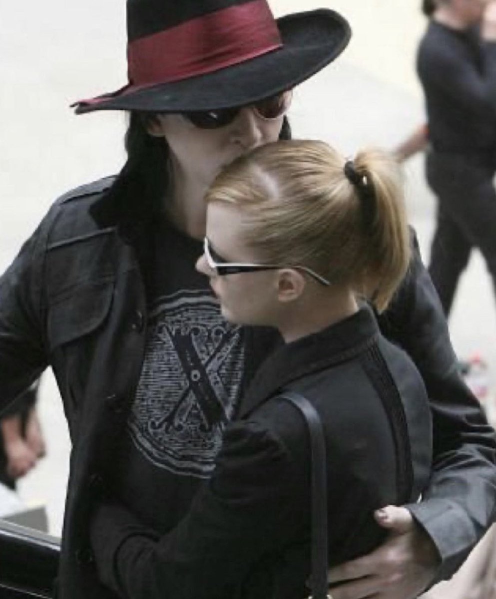 i_am_chaos_1's tweet photo. If you regret your past. You can. That’s okay. But don’t rewrite it to be a horror story. 

Look at both their faces.
Look at the body language. 

They cared about each other. They loved each other. 

#MarilynManson #EvanRachelWood #EvanRachelWoodIsALiar #IStandWithMarilynManson https://t.co/uze0zcuR7W