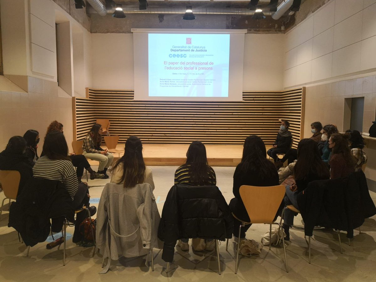 Avui hem começat el curs "El paper del professional de l’#EducacióSocial a #presons"

Què podem fer i volem ser com a educadors/ores socials tant en relació amb les persones privades de llibertat com cap a la institució i l’encàrrec social que tenim a les nostres mans?