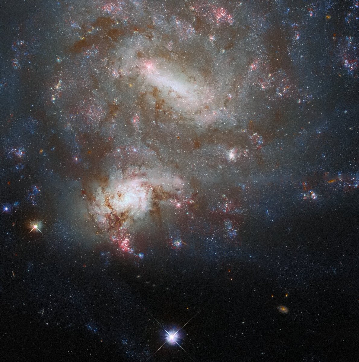 NASAHubble's tweet photo. In the constellation Virgo, twin galaxies NGC 4496A and NGC 4496B dominate the frame in this #HubbleFriday image.

These galaxies appear close in proximity, but this couldn't be further from the truth!

Discovery why: https://t.co/AhHV05tPQy https://t.co/pTNuVZO82b