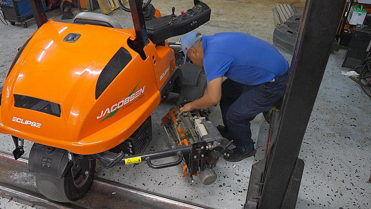 JacobsenTurf's tweet photo. 🇺🇸 "The way that back reel swings out was one of the first things our mechanics certainly noticed and put big smiles on their faces." - Chris Flynn, Director of Grounds, @APBayHill on the #Eclipse360 that has been in use at the home of the @APInv. #APInv #SincerelyJake https://t.co/q3FAHNK9GM