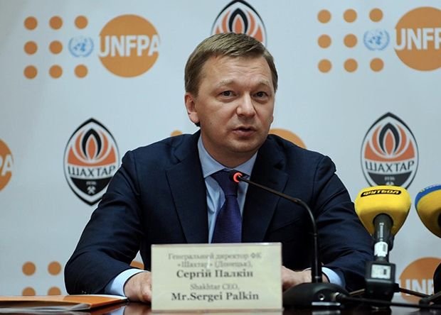 tdjmedios's tweet photo. Sergei Palkin, CEO del #Shakhtar Donetsk, confirma el fallecimiento de uno de los técnicos del equipo juvenil en la guerra tras "ser alcanzado por una bala rusa". Sería la tercera muerte reportada/confirmada en relación al fútbol tras Vitalii Sapylo y Dmytro Martynenko. 🇺🇦😢 https://t.co/EAEuKKtEaP