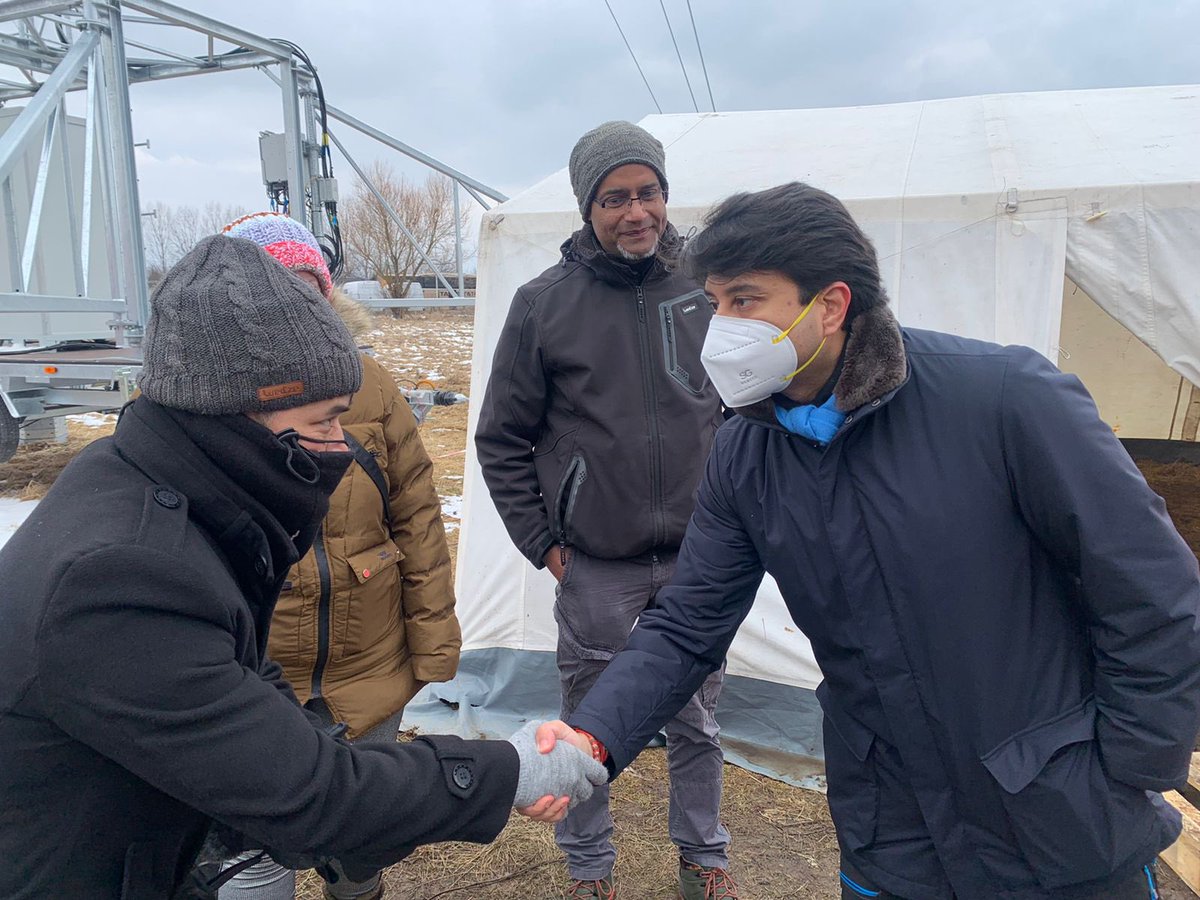 JM_Scindia's tweet photo. Visited the Ukraine-Romania border in Siret to witness the process of entry &amp; facilitation of those coming from Ukraine. Overwhelmed by the generosity, care &amp; ease with which the Romanian authorities have welcomed evacuees across nationalities. Thank you, 🇷🇴 ! https://t.co/rmqplt8ACC