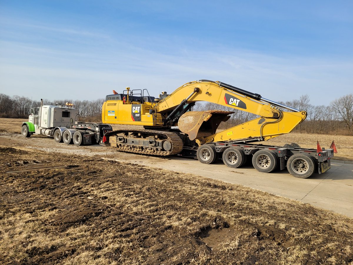 billsallenger's tweet photo. The 352F moving this morning @BobPassalacqua #caterpillar https://t.co/wy6vjs9dQI