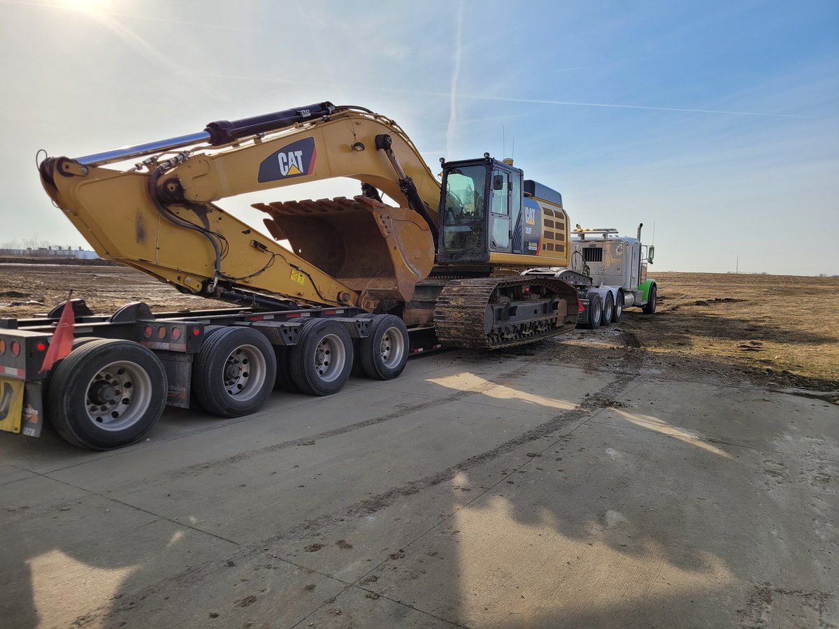 billsallenger's tweet photo. The 352F moving this morning @BobPassalacqua #caterpillar https://t.co/wy6vjs9dQI
