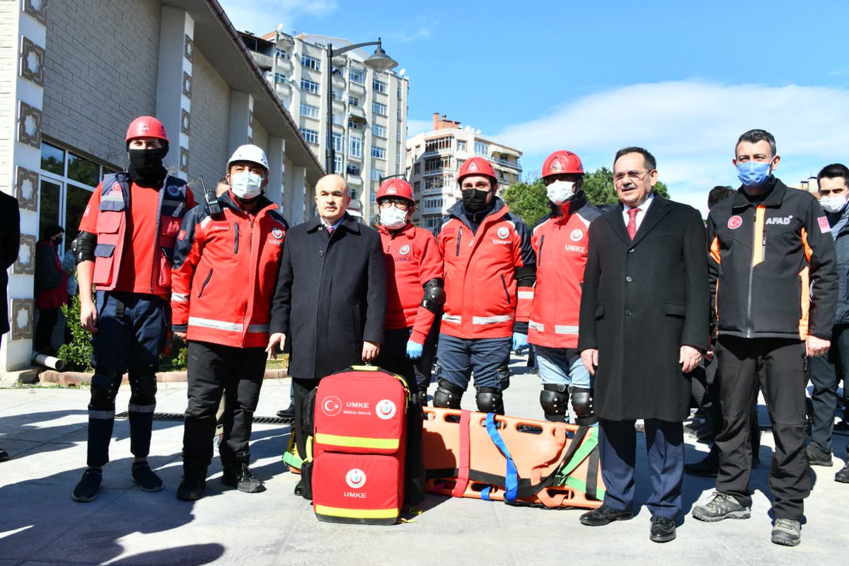 gerekenlerle ilgili hazırlanan eylem planları ve bilinçlendirme faaliyetleriyle can ve mal kayıplarının en aza indirilmesi için çalışmalarını kesintisiz sürdürdüğünü söyledi.

İçişleri Bakanlığımız tarafından 2021 yılının ‘Afet Eğitim Yılı’ ilan edilmesinin ardından Samsun’da