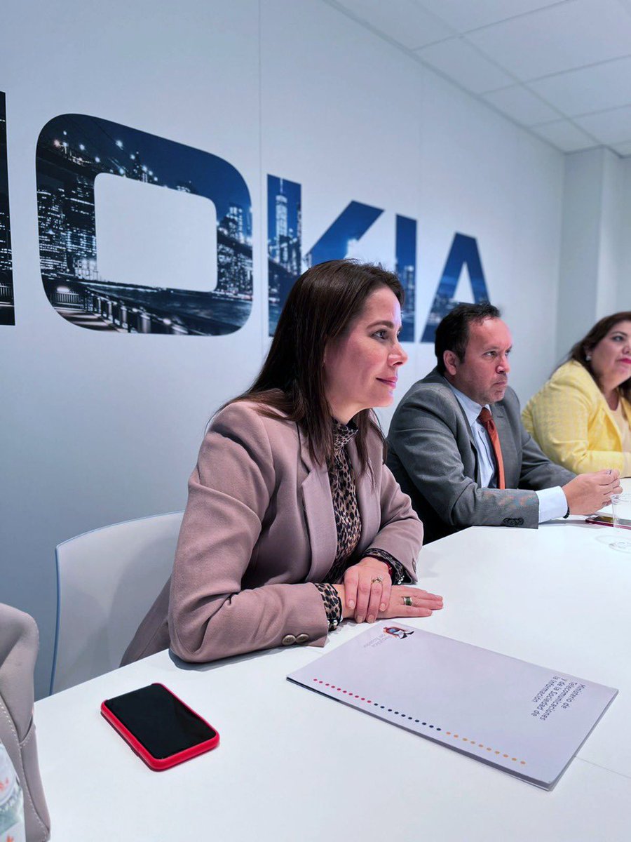 vmaino's tweet photo. Con líderes regionales de @nokia en América @hugochangfu y Gabriel Costa analizamos estrategias para la transformación digital, realidad virtual e inteligencia artificial. Vimos los avances de estas nuevas tecnologías y que pronto estaremos llevando al Ecuador, en el #MWC22. https://t.co/d2O5c2zLsA