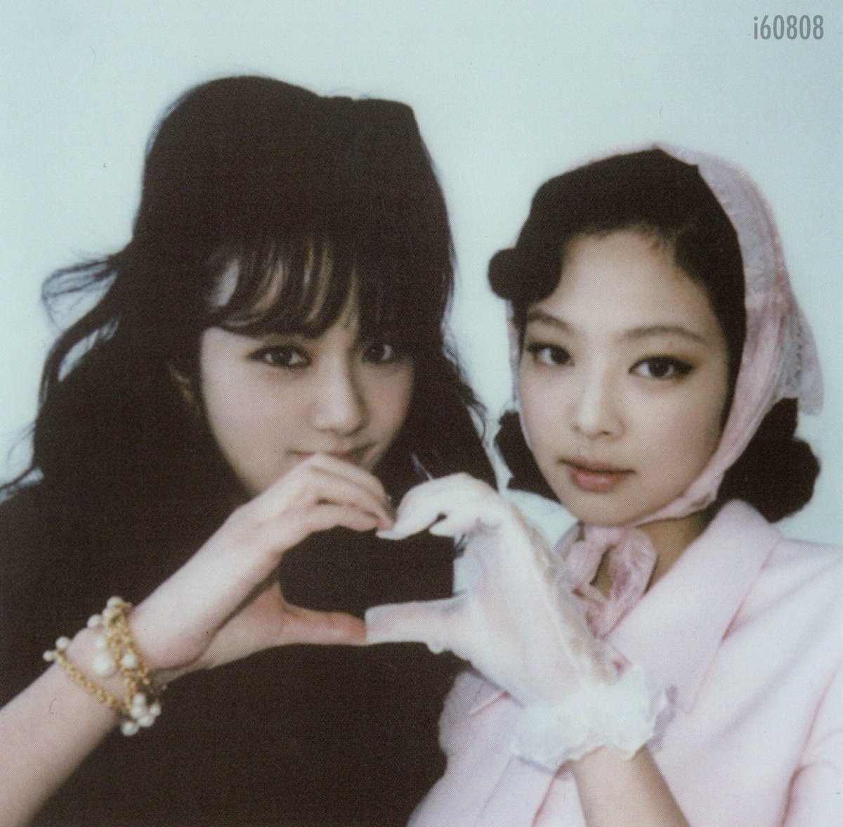JisooBrasil's tweet photo. 📷 Jisoo e Jennie no Welcoming Collection do BLACKPINK.

cr. i60808 
https://t.co/YweYwzJrkH