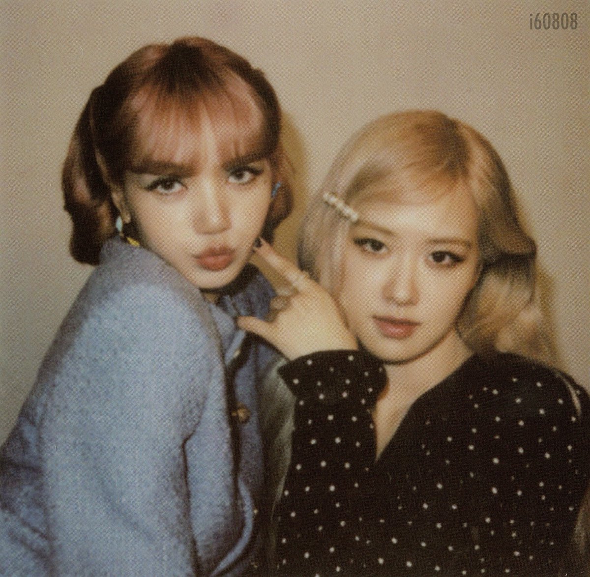 i60808's tweet photo. [scan] BLACKPINK 2022 Welcoming Collection Polaroids #리사 #로제 #LISA #ROSÉ https://t.co/nd9CkptSQ5