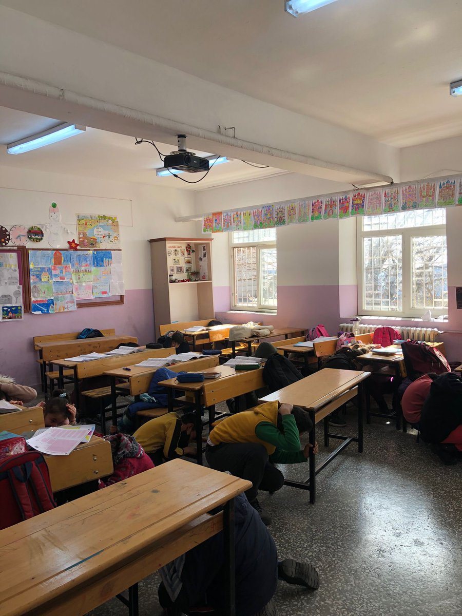 FATIH_ILK_ORTA's tweet photo. 1-7 Mart Deprem Haftası etkinlikleri kapsamında okulumuzda Deprem Anı ve Tahliye Tatbikatı gerçekleştirildi.Okul Müdürümüz tarafından öğrencilere Deprem Anı ve Tahliye Tatbikatı hakkında bilgi verildi @Tut_Kaymakamlik @tutmeb https://t.co/um1Z0gyunI