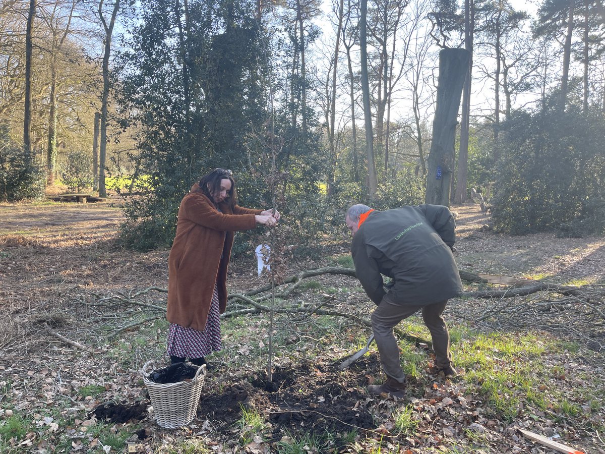 Samen met ⁦<a href="/ReginaNieuw/">Regina Nieuwmeijer</a>⁩ , onderneemster en lid van de ⁦<a href="/TwenteBoard/">Twente Board</a>⁩ een zomereik gepland op Hof Espelo. Klein gebaar om onze regio nog groener te maken. Vele bomen zullen dit jaar nog volgen. ⁦<a href="/LandschapOV/">Landschap Overijssel</a>⁩