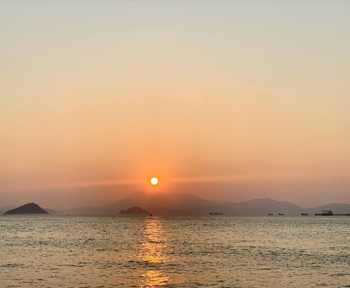 olderkkkk's tweet photo. The calm sea reflected by the sunset, even for a short period of time, is soothing. https://t.co/AgrsN3VMDH