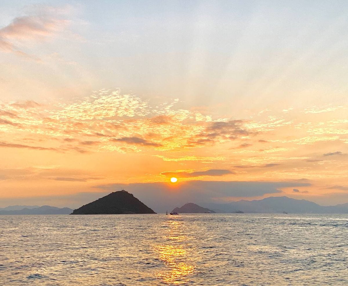 olderkkkk's tweet photo. The calm sea reflected by the sunset, even for a short period of time, is soothing. https://t.co/AgrsN3VMDH