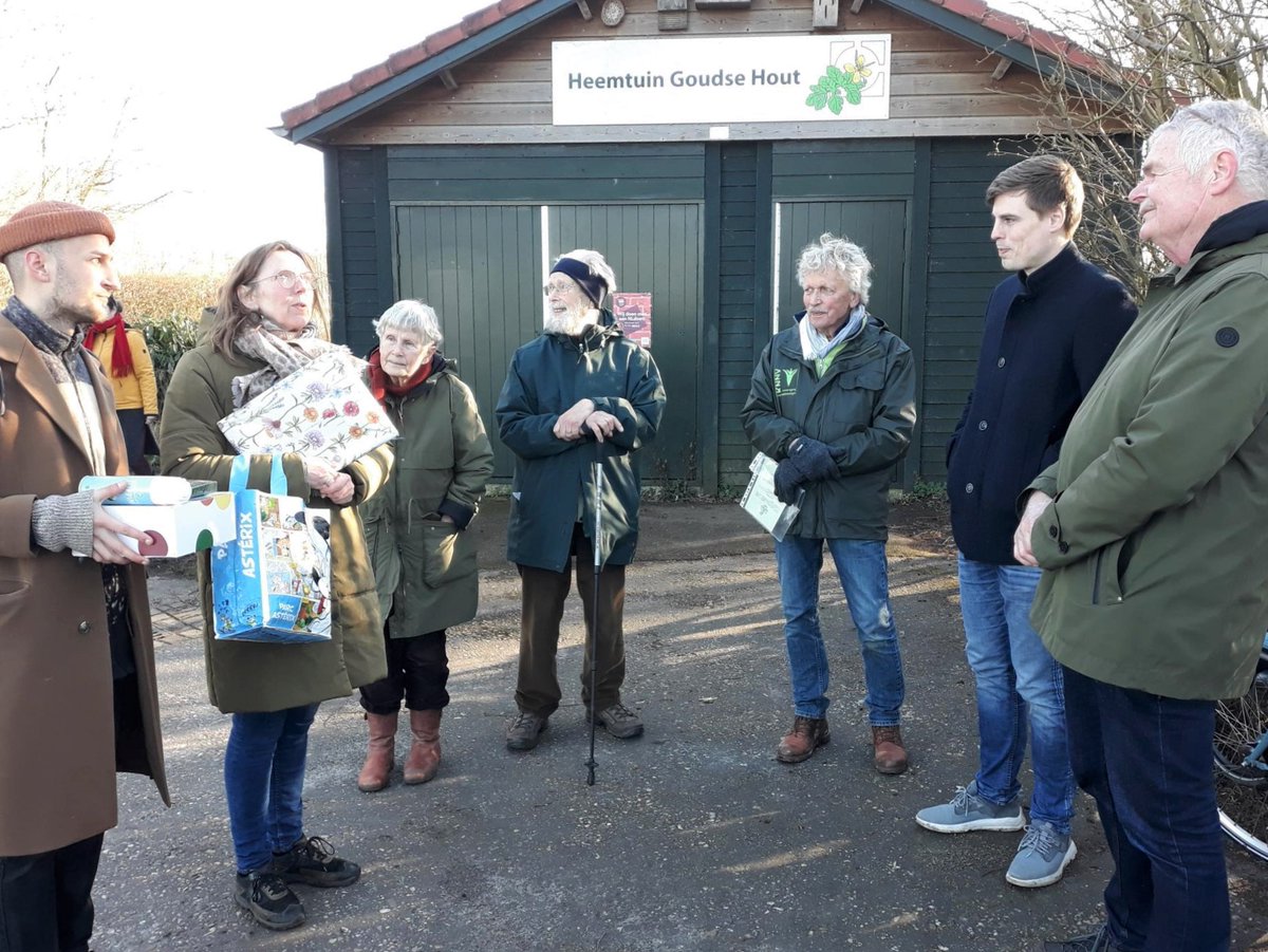 PvdDGouda's tweet photo. Wij kijken met plezier terug op de boeiende biodiversiteits-excursie van afgelopen weekend
Fijn ook dat we de waardering voor het onmisbare werk van de werkgroep Natuurwaarden Goudse Hout na afloop ook konden tonen met ookonde en taart! @HTGoudseHout #GoudseHout #natuur #Gouda https://t.co/8vDGqUalY5