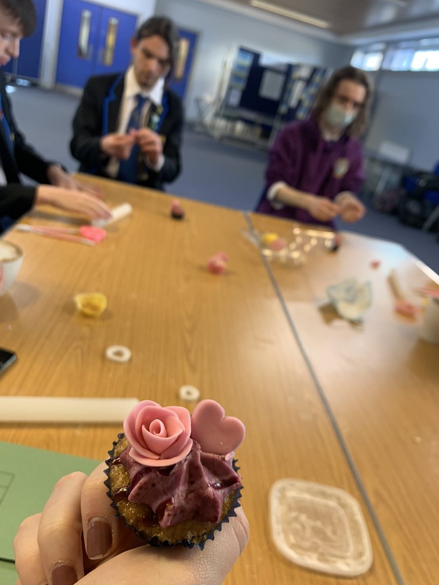 Cupcakes on a sunny morning 🧁 our baristas have been thinking creatively this morning while modelling with fondant icing. Thanks <a href="/laulaulovescake/">Lauren Shields</a> for a great session!