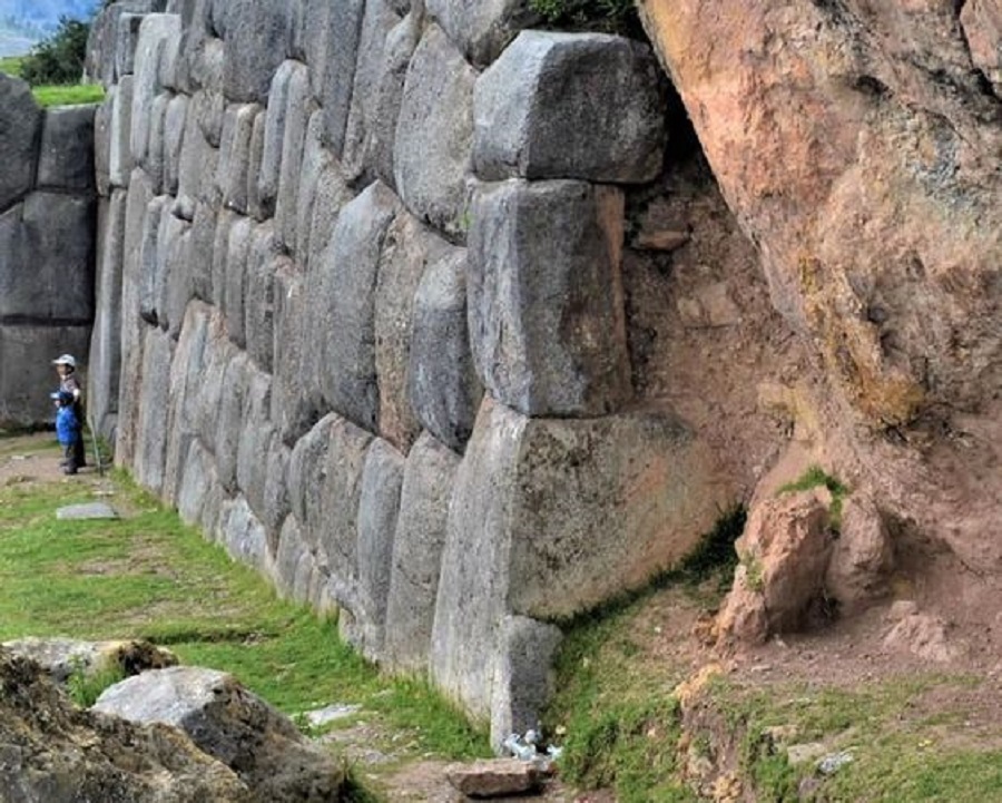 TwistDead1's tweet photo. ⊙ ⊙⊙ ⊡.👁️👁️.⊡ ⊙⊙ ⊙

An interesting rarely seen side view of the megalithic stones of Sacsayhuaman from a damaged section of wall....👀 https://t.co/AfD3VEJir7