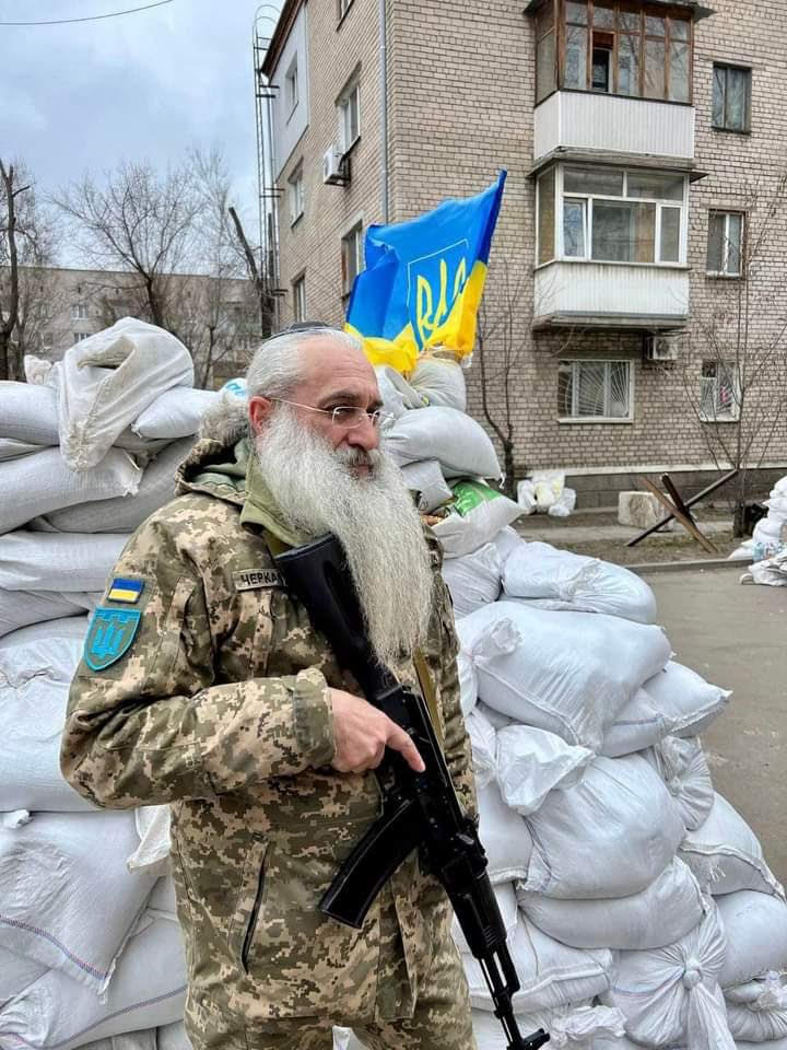 'Dis-moi, simple Russe, tes descendants pourront-ils un jour se laver de tout ce sang et cette honte ?' Asher Joseph Cherkaskyi, juif et ancien conseiller municipal de Dnipro, a pris les armes pour défendre l'Ukraine contre la Russie, qui entend 'dénazifier' le pays #Ukraine