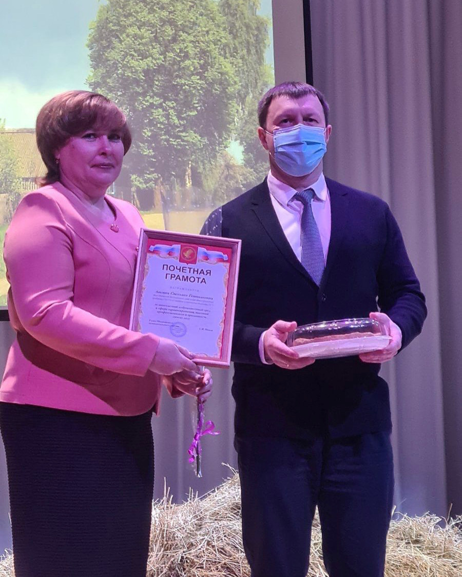👍🏻Заведующая Коляновским отделением общей врачебной практики, врач-терапевт Светлана Геннадьевна Лисина награждена Почетной грамотой за многолетний добросовестный труд в сфере здравоохранения, высокий профессионализм и преданность своему делу.