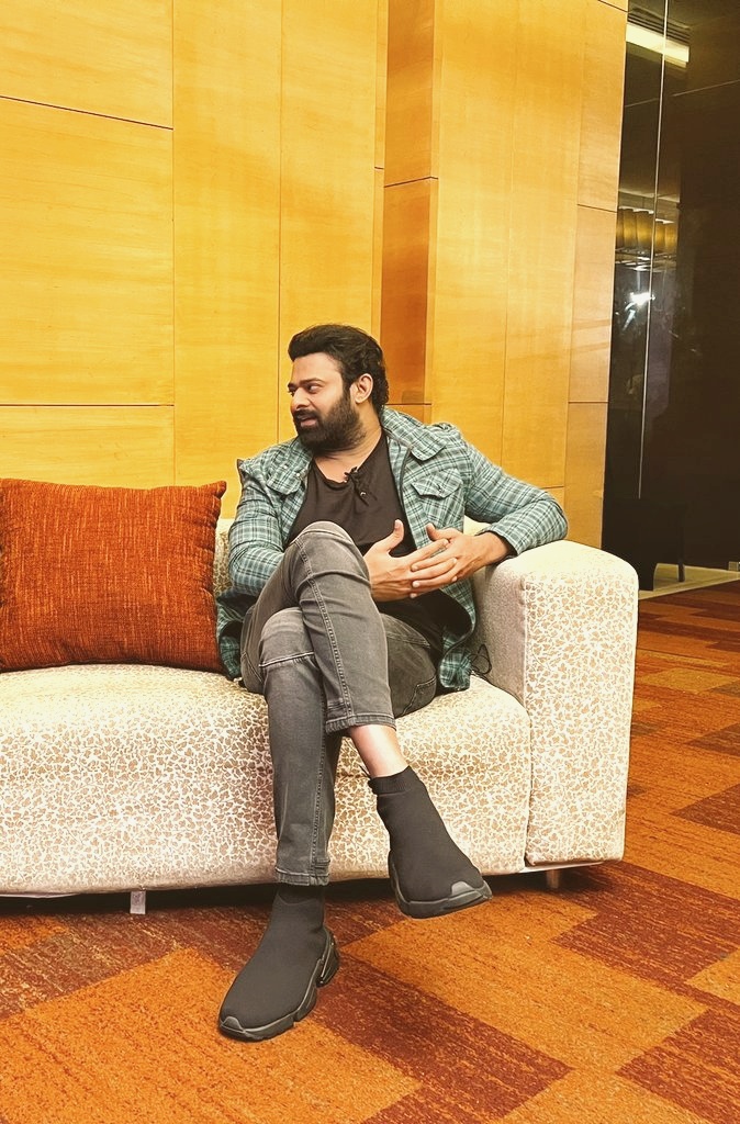 PrabhasRaju's tweet photo. King 👑

#Prabhas𓃵 
#RadheShyamOnMarch11th https://t.co/MXpDdvqlfS